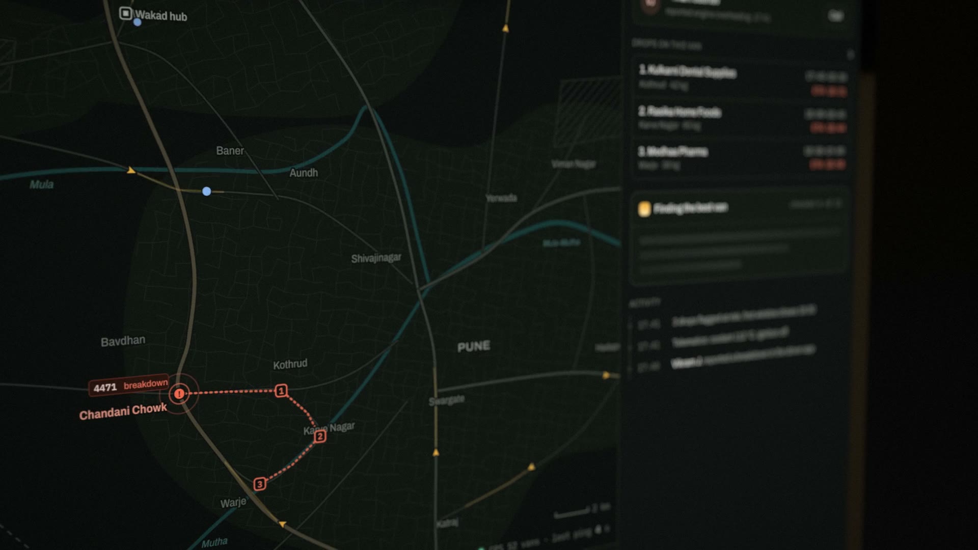 The map close up: van 4471 marked breakdown at Chandani Chowk, its route to three numbered drops in Kothrud, Karve Nagar and Warje turned red.